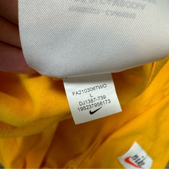 Nike Sportswear Graphic Heritage Logo T-Shirt - Picture 7 of 7